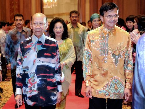 BRU03_09052012_AGONG