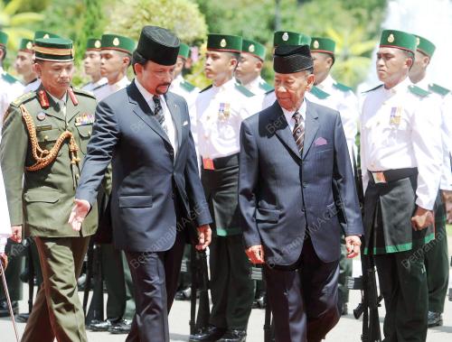 BRU04_10052012_AGONG