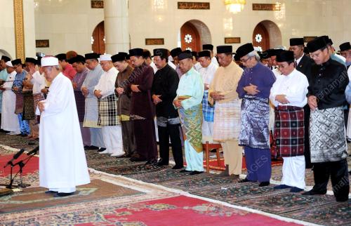 BRU07_11052012_AGONG