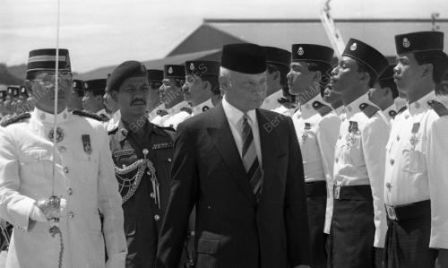 LAWATAN AGONG