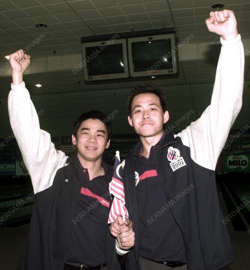 BW01-11_09_2001BOWLING-GOLD_11092001