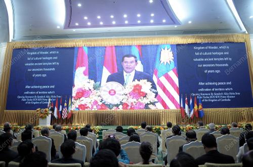 CAM09_03042012_HUNSEN