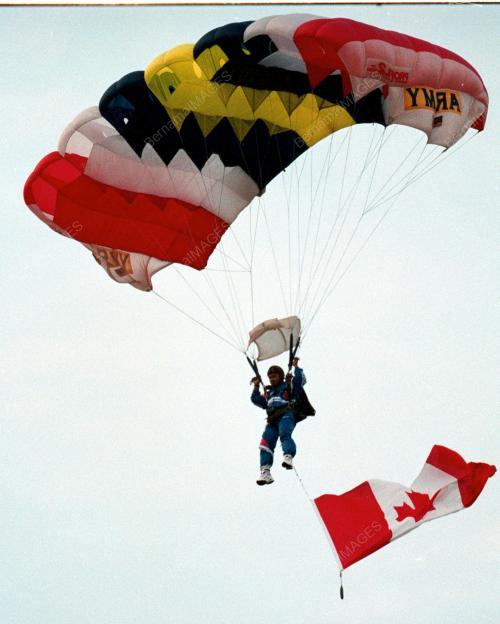 PARACHUTE CANADIAN FLAG