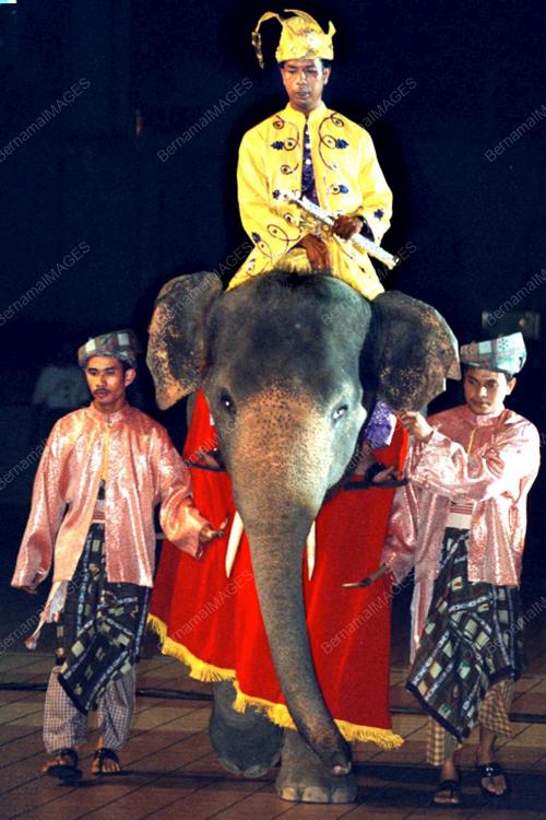 BATON-GAJAH