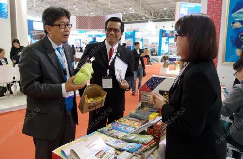 CHN01_14042015_TOURISM
