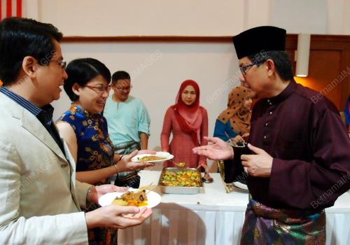CHN01_26072015_RAYA