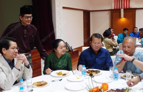 CHN02_26072015_RAYA