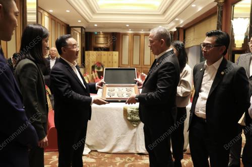 DATUK SERI FADILLAH YUSOF