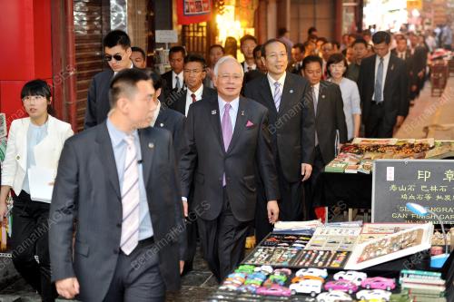 CHN26_28052014_MUSLIM_STREET