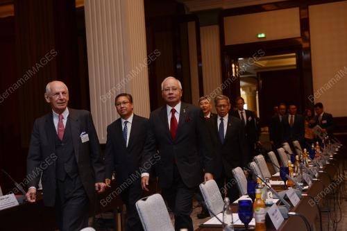 DEU08_27092016_PM-BUSINESS_LEADER