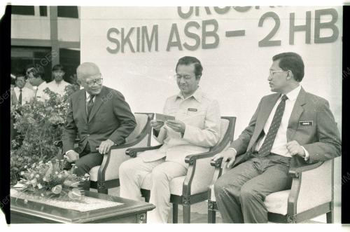 Dr Mahathir Lancar Skim Urusniaga ASB