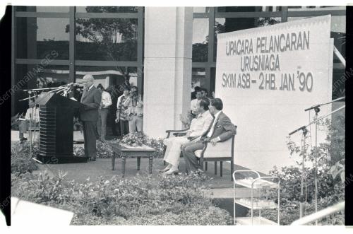 Dr Mahathir Lancar Skim Urusniaga ASB