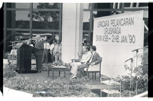 Dr Mahathir Lancar Skim Urusniaga ASB