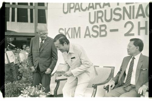 Dr Mahathir Lancar Skim Urusniaga ASB