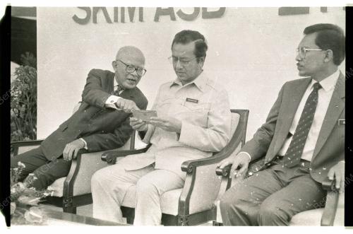 Dr Mahathir Lancar Skim Urusniaga ASB