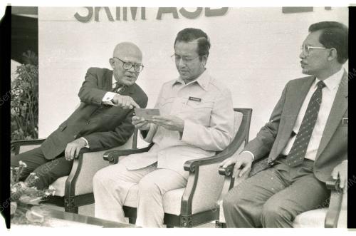 Dr Mahathir Lancar Skim Urusniaga ASB
