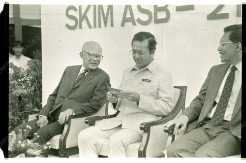 Dr Mahathir Lancar Skim Urusniaga ASB