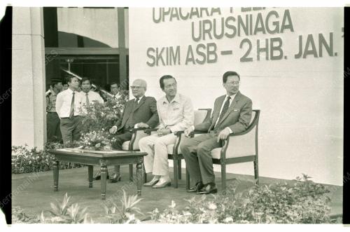 Dr Mahathir Lancar Skim Urusniaga ASB