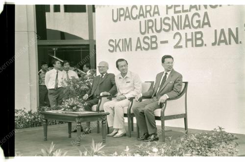 Dr Mahathir Lancar Skim Urusniaga ASB