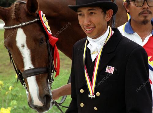 EQ03-10_09_2001_EQUESTRIAN_02022016
