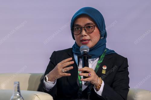 DR KAMIA HANDAYANI