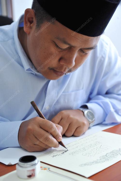 FEA01_04042012_WATIKAH_AGONG
