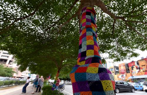 FEA01_06022018_YARN_BOMBING