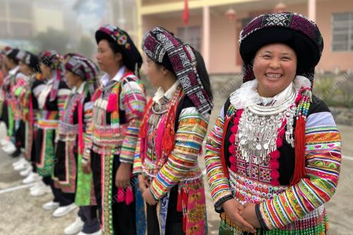 PERKAMPUNGAN DI SEBALIK AWAN DI YUNNAN