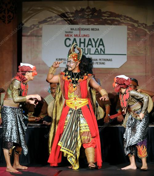 MEK MULUNG CAHAYA BULAN