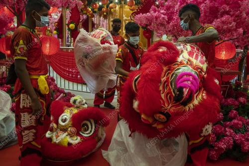 TARIAN SINGA MENJELANG TAHUN BARU CINA