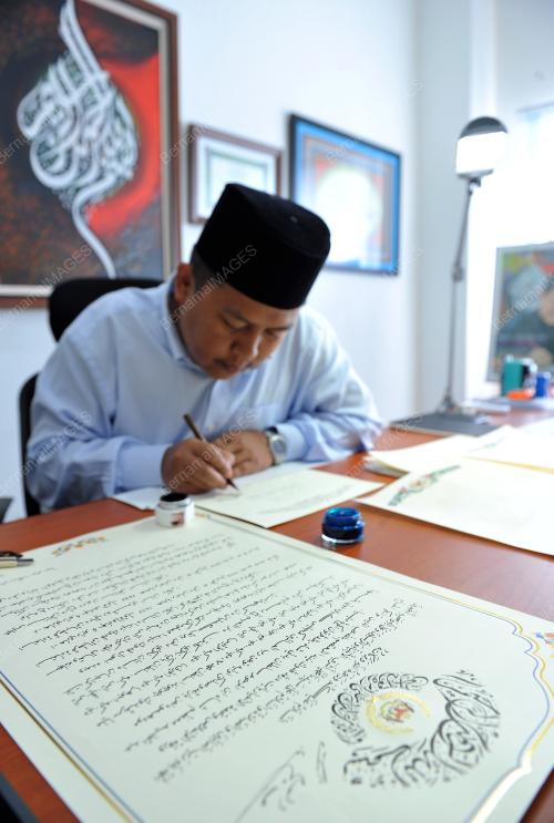 FEA02_04042012_WATIKAH_AGONG