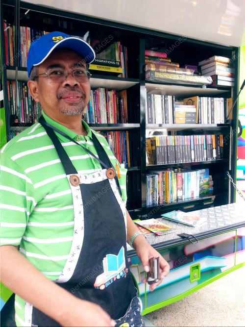 FEA02_09102014_KEDAI_BUKU