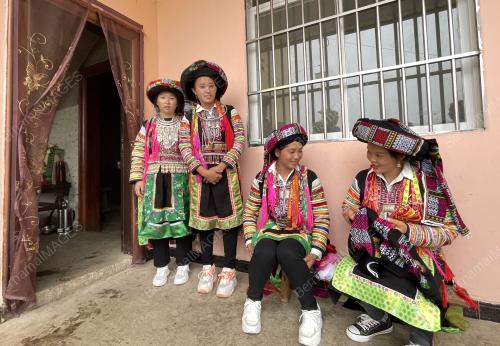 PERKAMPUNGAN DI SEBALIK AWAN DI YUNNAN