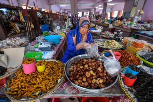 PENIAGA WANITA DI PASAR SITI KHADIJAH
