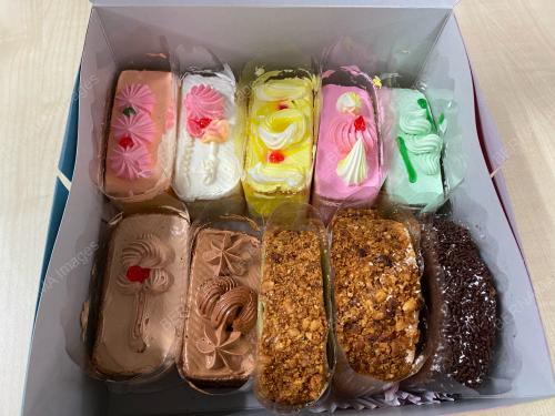SCHOOL BUTTERCREAM CAKES