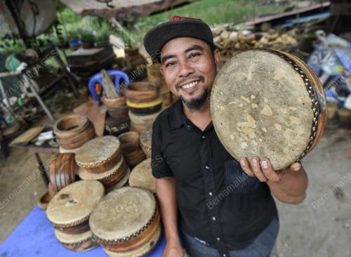 TUKANG PAIP PEMBUAT REBANA