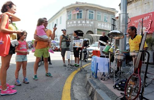 FEA03_16012015_BUSKERS