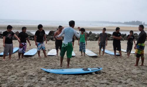 FEA03_30122011_LUNCUR