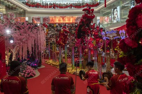 TARIAN SINGA MENJELANG TAHUN BARU CINA