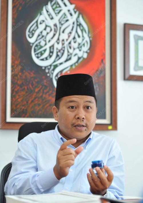 FEA04_04042012_WATIKAH_AGONG