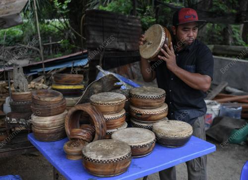 TUKANG PAIP PEMBUAT REBANA