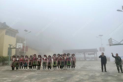 PERKAMPUNGAN DI SEBALIK AWAN DI YUNNAN