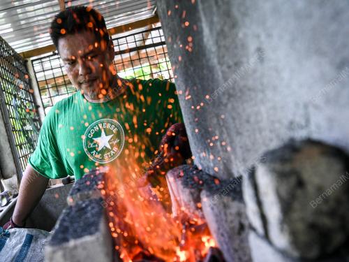 TUKANG BESI PESISIR SUNGAI PAHANG