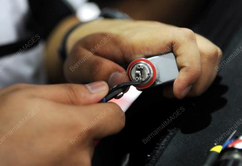 FEA05_26112015_VAPE