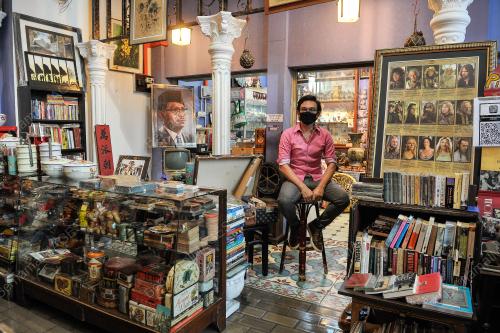 PENGUMPUL BARANG ANTIK DI PASAR SENI