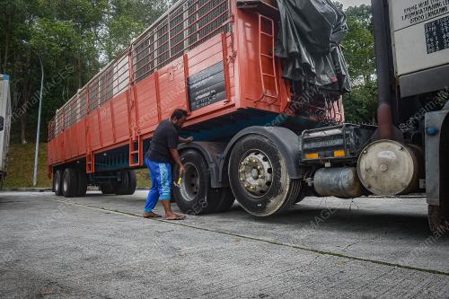 PEMANDU KENDERAAN BERAT