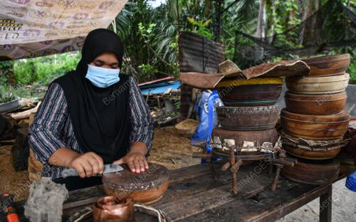 TUKANG PAIP PEMBUAT REBANA