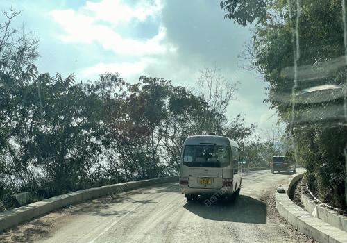 PERKAMPUNGAN DI SEBALIK AWAN DI YUNNAN