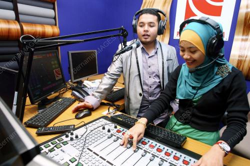 FEA07_11012012_DEEJAY_RTM
