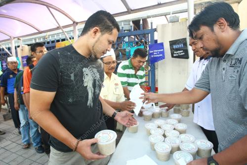 FEA07_17072013_SEDEKAH